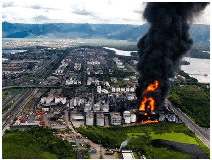 Figura 3: Incêndio atinge tanques de combustível em Santos, no litoral de São Paulo, em 2015.
