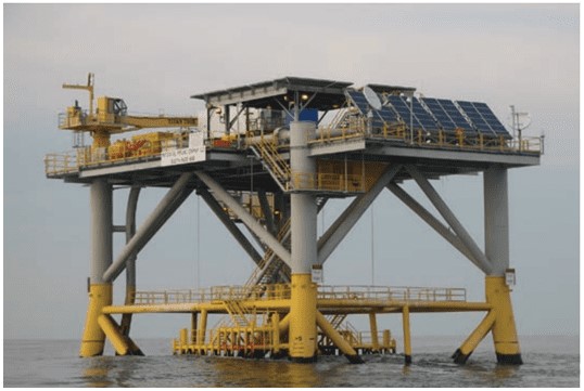 Figura 5: Plataforma de petróleo com painéis solares no Golfo do México.