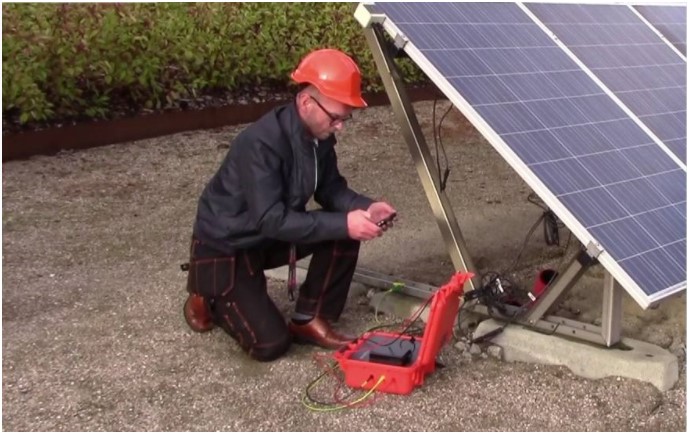 Figura 1: Instalador de sistemas fotovoltaicos utilizando um medidor de resistência de isolamento.