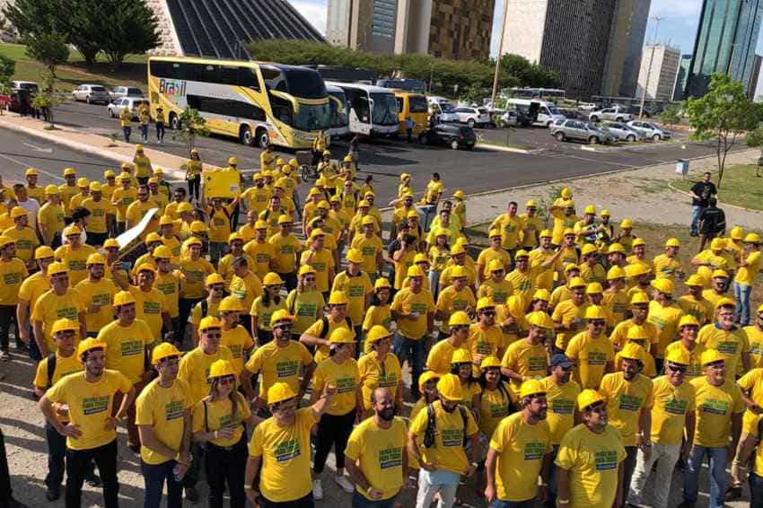 Exército amarelo invade Brasília para defender a energia solar fotovoltaica