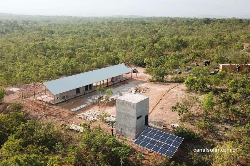 Casa com sistema off-grid gera própria energia no cerrado brasileiro
