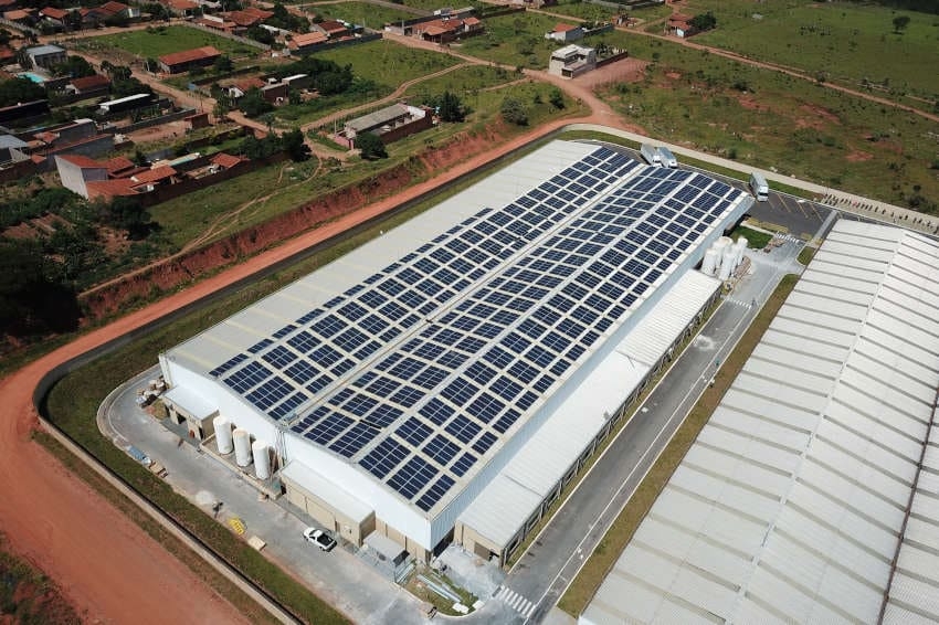 Módulos solares em telhado de indústria química proporcionam economia mensal de 37%