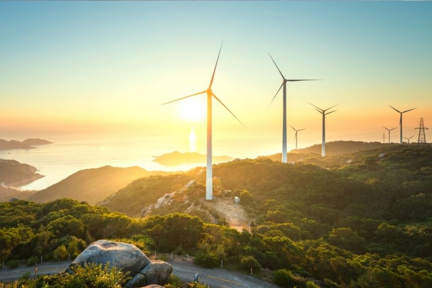 Brasil pode atingir mais de 90% de energia limpa até 2035, aponta CEO da ABSOLAR