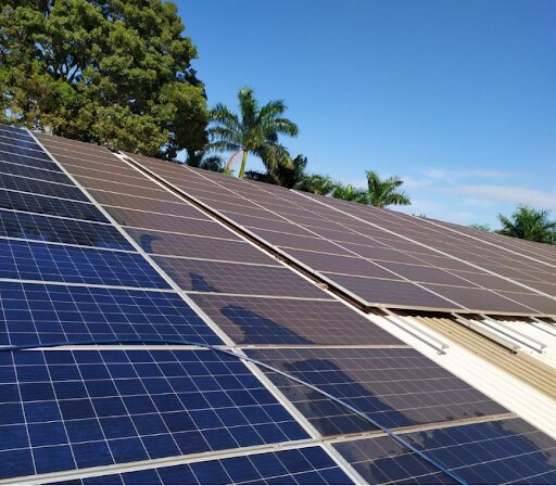 Figura 7: Módulos do sistema fotovoltaico em processo de limpeza