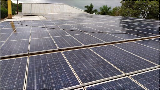 Figura 9: A limpeza periódica é necessária para garantir o bom desempenho do sistema fotovoltaico