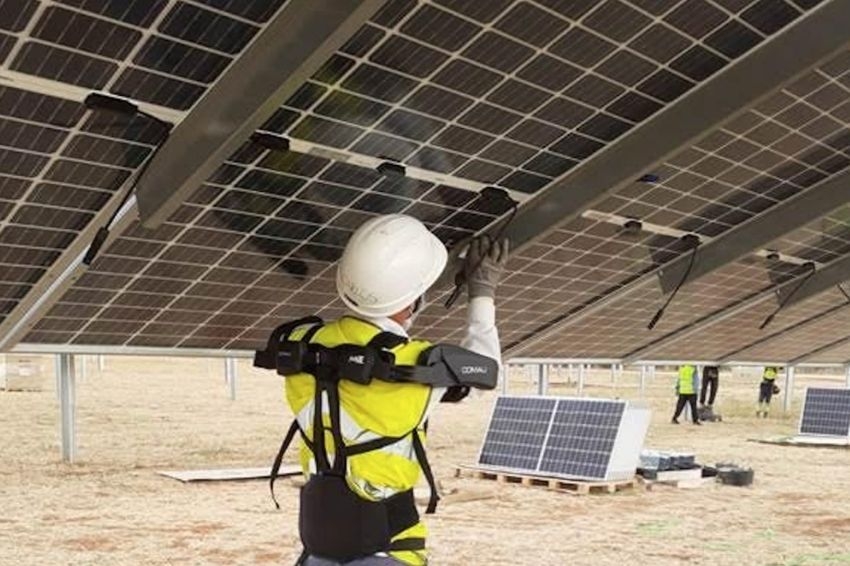 Empresa usa exoesqueletos para instalar painéis fotovoltaicos