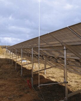 Figura 3: O aterramento para a PDA em sistemas fotovoltaicos deve seguir integralmente a norma ABNT NBR 5419:2015. Fonte: Portal Universo Lambda.