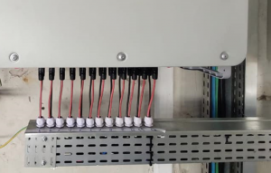 Figura 3: Sistema fotovoltaico com inversor que oferece muitas entradas para strings. As funções de proteção e seccionamento são incorporadas pelo inversor. Foto: Alan Tavares/Divulgação.