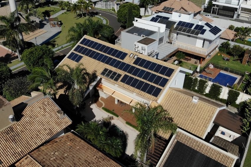 Energia solar gera economia anual de R$ 12 mil na conta de luz