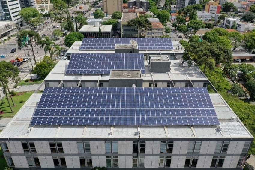 Governo do Paraná aposta em solar para abastecer 246 prédios públicos
