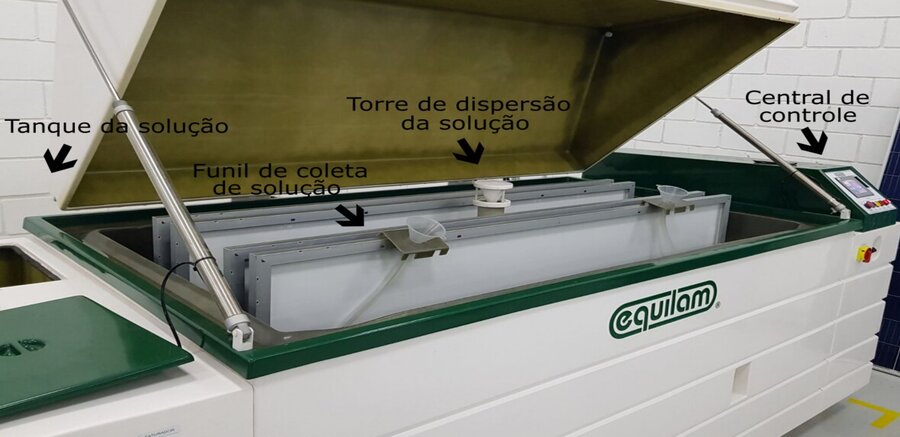 Figura 2: Módulos fotovoltaicos inseridos na máquina de teste de salt spray. Crédito: LESF/UNICAMP