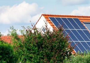 Para produzir sua própria energia você precisa ter na sua casa um sistema fotovoltaico conectado à rede elétrica.
