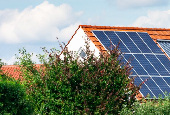 Para produzir sua própria energia você precisa ter na sua casa um sistema fotovoltaico conectado à rede elétrica.
