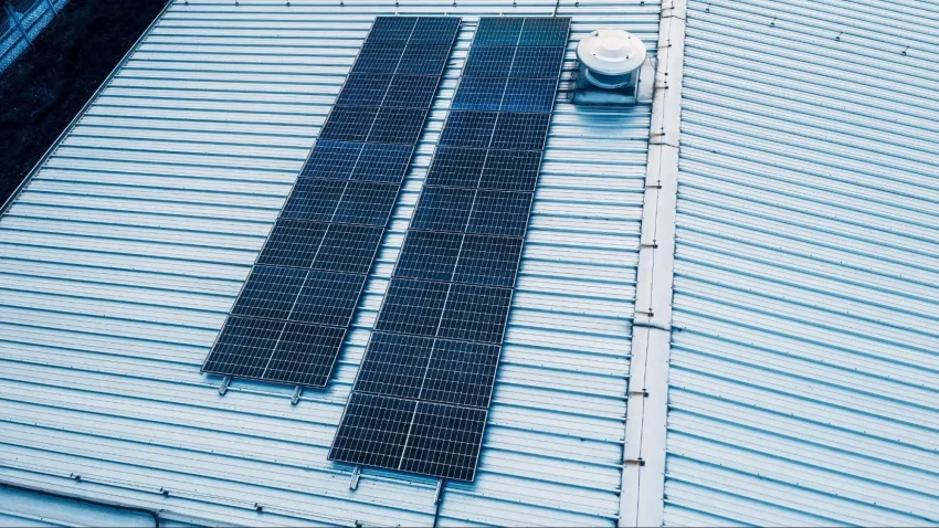 Dois painéis de captura de energia solar em cima de telhado branco