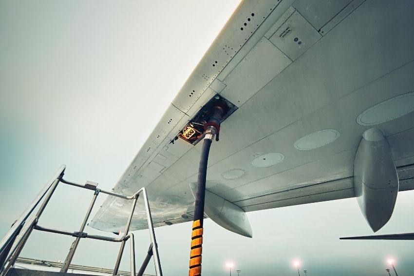 Combustível renovável será produzido no CE para abastecer aviões no Brasil
