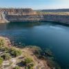 Figura 8 - Cratera da mina abandonada de Kidston, na Austrália, usada como reservatório de uma usina hidráulica reversível alimentada por energia fotovoltaica. Fonte: Genex Power/reprodução