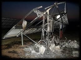 Figura 1 - Módulos fotovoltaicos destruídos pelo impacto direto de uma descarga atmosférica. Fonte: DEHN