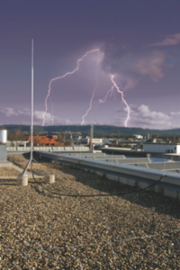 Figura 7 - SPDA isolado. A corrente do raio não passa através do SFV, sendo conduzidas por ele apenas correntes induzidas. Fonte: DEHN