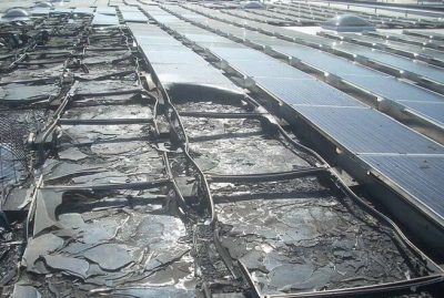 Figura 3 - Muitas falhas em sistemas fotovoltaicos se devem a descargas atmosféricas. Fonte: firehouse.com