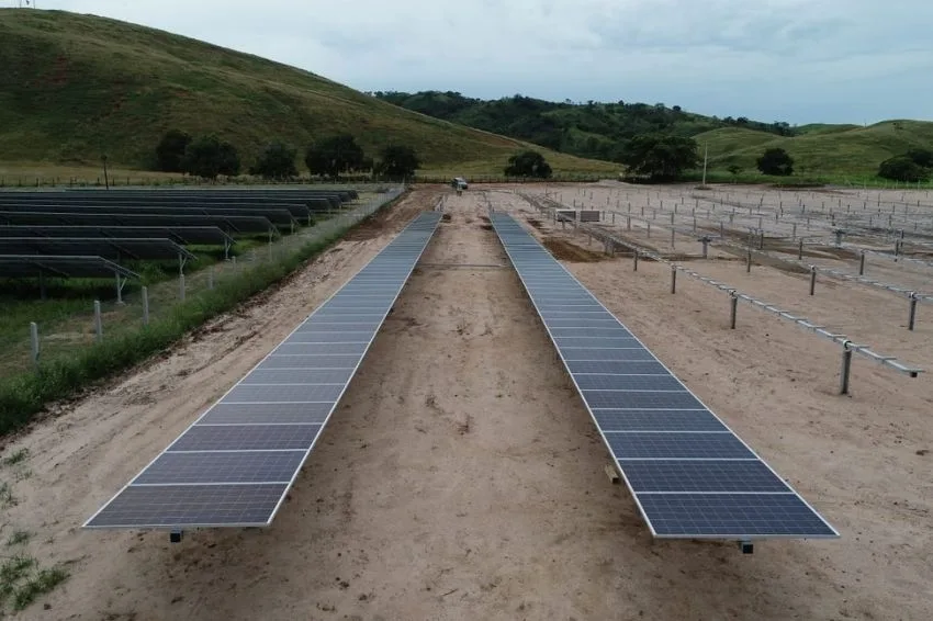 Construções de usinas solares beneficiam comunidades em áreas remotas