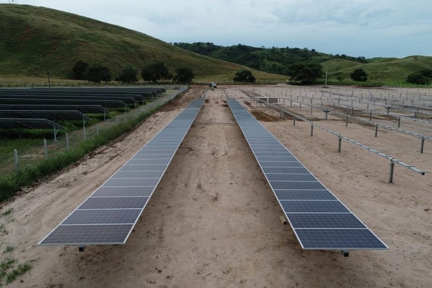 Construções de usinas solares beneficiam comunidades em áreas remotas Construções de usinas solares beneficiam comunidades em áreas remotas