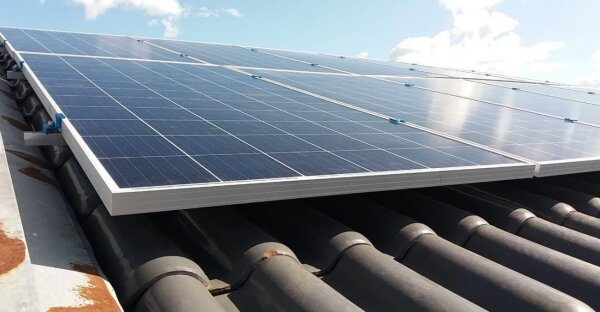 Figura x: É importante o uso da fixação correta para evitar aquecimento demasiado do módulo, microinversores e otimizadores. O módulo bem espaçado também evita o esmagamento de cabos e facilita a montagem e manutenção