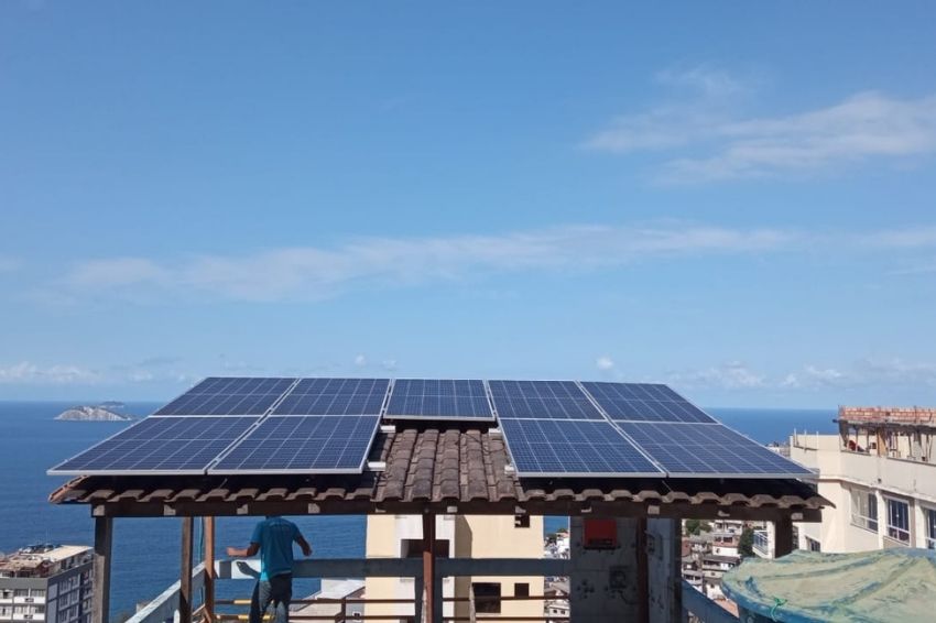 Sistema fotovoltaico é instalado em ONG no Vidigal (RJ)