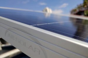 AE Solar firma parceria com distribuidora brasileira Helte Solarto