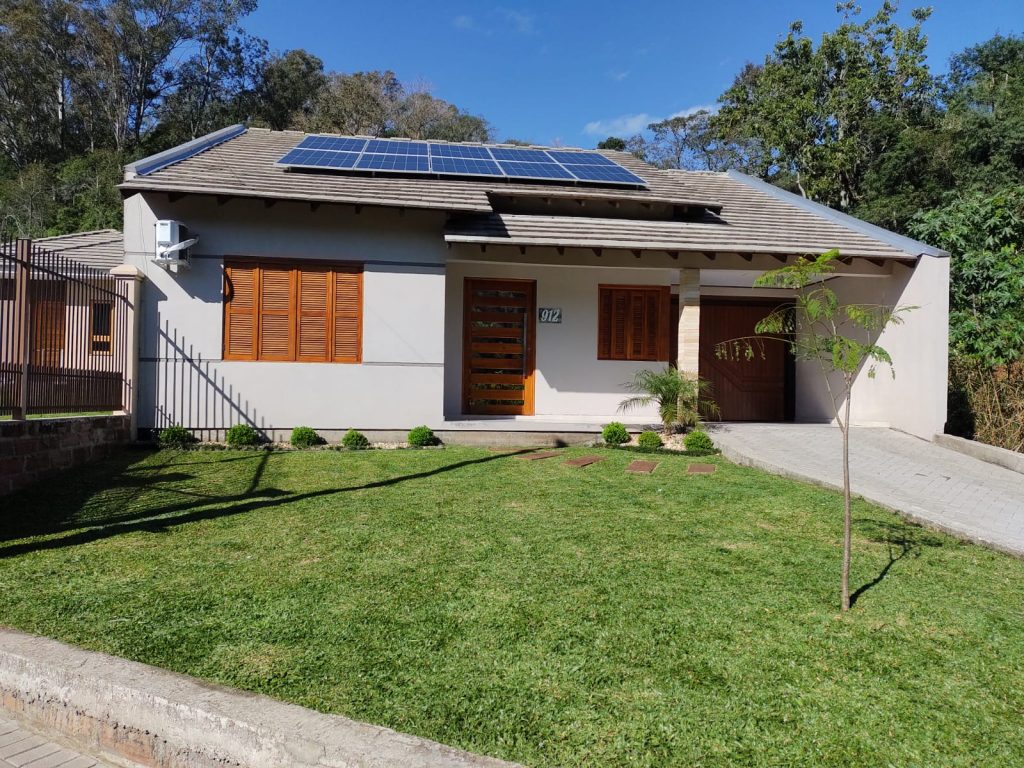 sistema solar residencial que gera energia para duas residências em terrenos distintos.