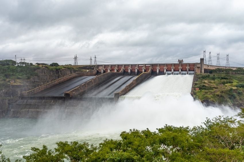 Itaipu verte água em plena crise hídrica