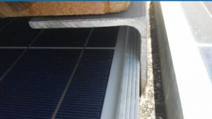 Detalhe da fixação da plataforma sobre um módulo fotovoltaico. Fonte: Arquitetando Energia Solar/reprodução