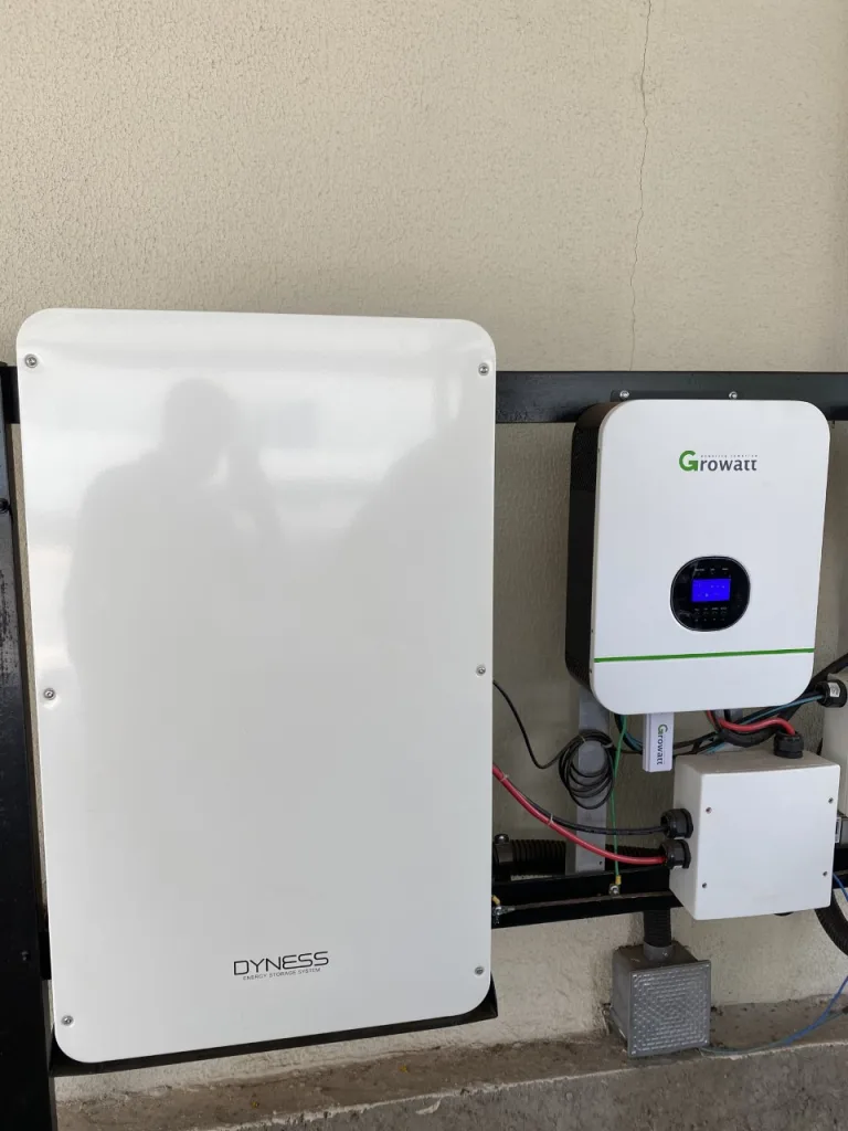 Figura 2 - Sistema off-grid residencial instalado em Maringá-PR, com inversor off-grid Growatt e baterias Dyness. Foto: imagem gentilmente cedida por Talysson Alves