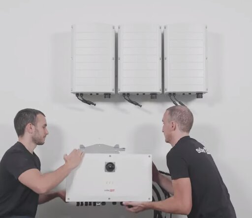 Um sistema Synergy, além dos inversores, emprega um gerenciador Synergy Manager