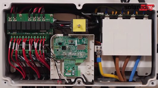 Interior do Synergy Manager, com a tampa removida; à esquerda encontram-se as conexões CC; à direita encontram-se as conexões CA