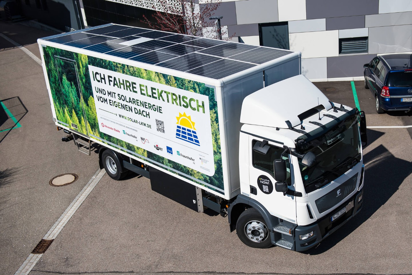 Módulos fotovoltaicos integrados no teto de um e-truck. Foto: Fraunhofer ISE