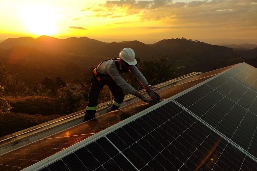 A energia solar viveu um ano histórico em 2021 no Brasil, com recordes na expansão da fonte por todo o país.