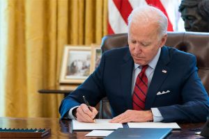 Joe Biden assina acordo para investimentos em energia solar
