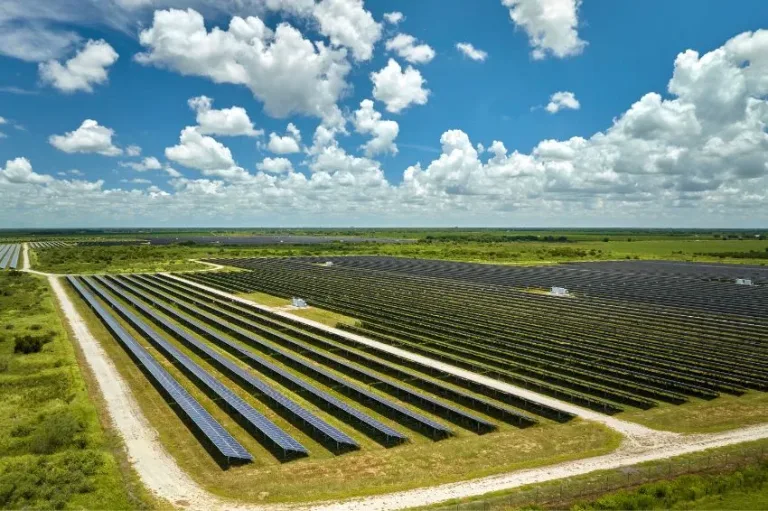 Imagem aérea de fazenda solar.