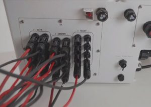Conectores MC4 na parte inferior esquerda do Synergy Manager, aos quais são conectadas as strings fotovoltaicas