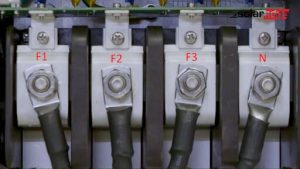 Conexões CA do Synergy Manager à rede elétrica. Os três conectores à esquerda correspondem às fases. O último conector (à direita) corresponde ao neutro