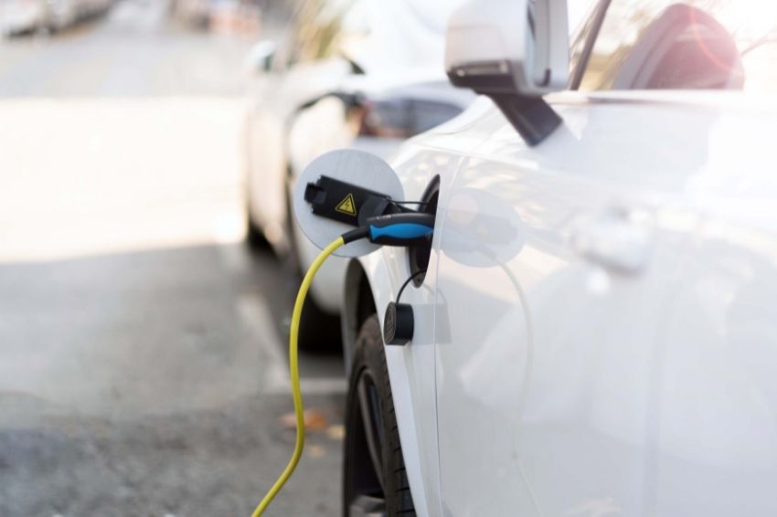 Venda de carros elétricos cresce 147% em fevereiro