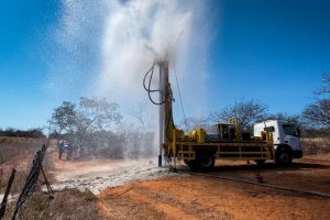 Famílias do sertão pernambucano são beneficiadas com poços movidos a energia solar