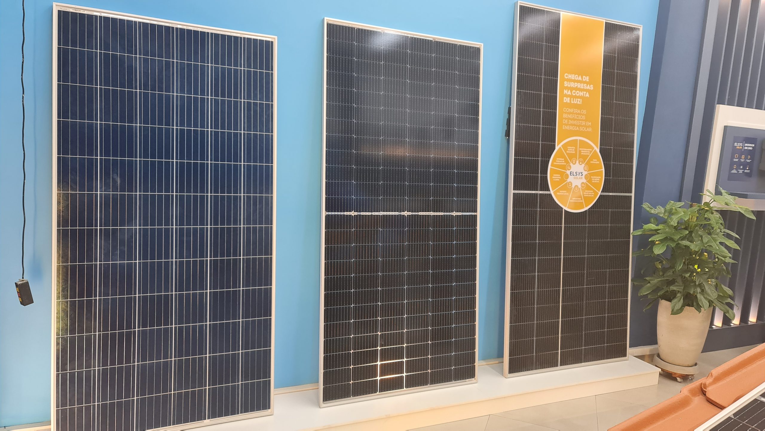 Painéis solares expostos na loja. Foto: Canal Solar