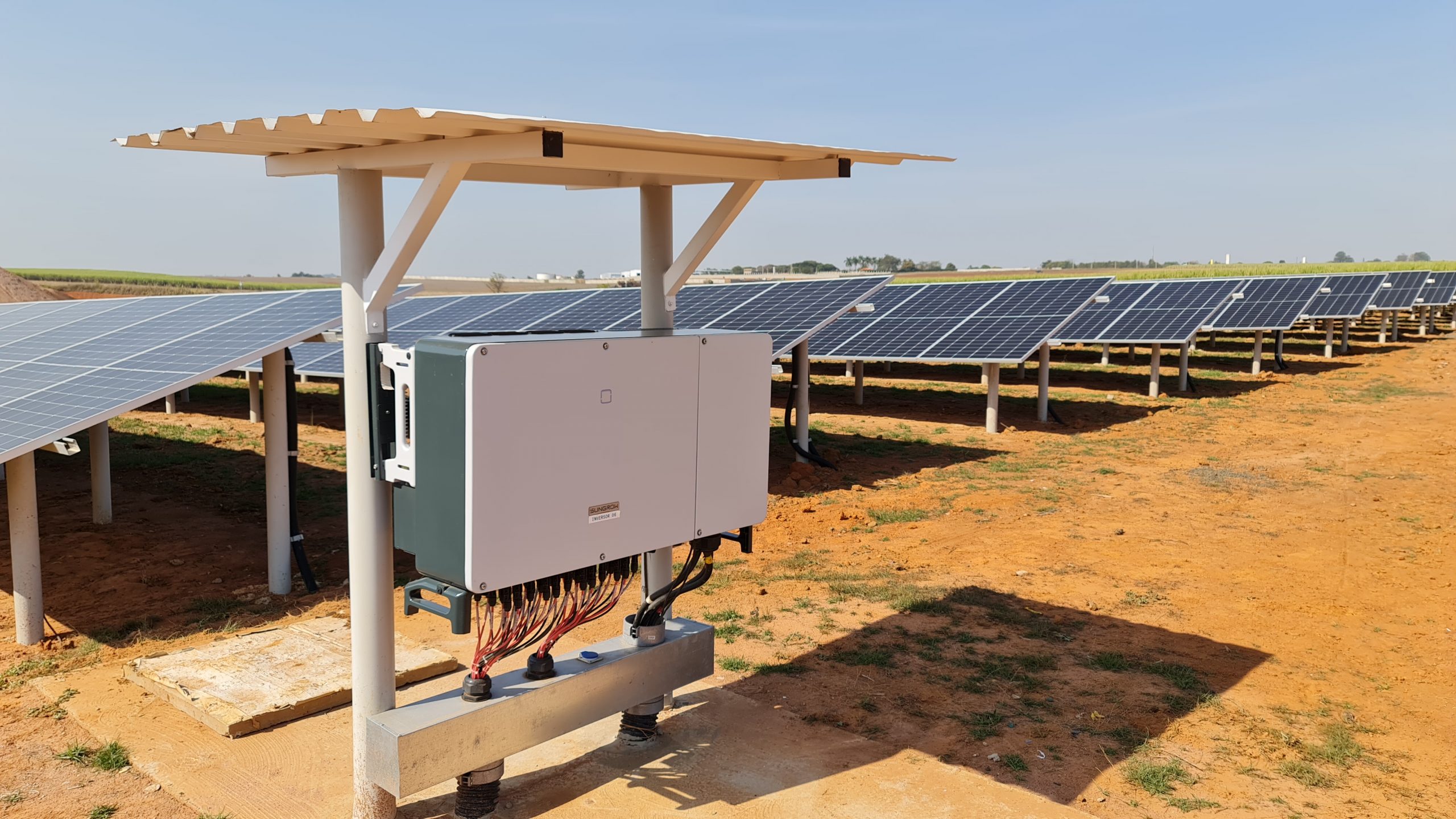 Foram utilizados 16 inversores da Sungrow no projeto. Foto: Canal Solar