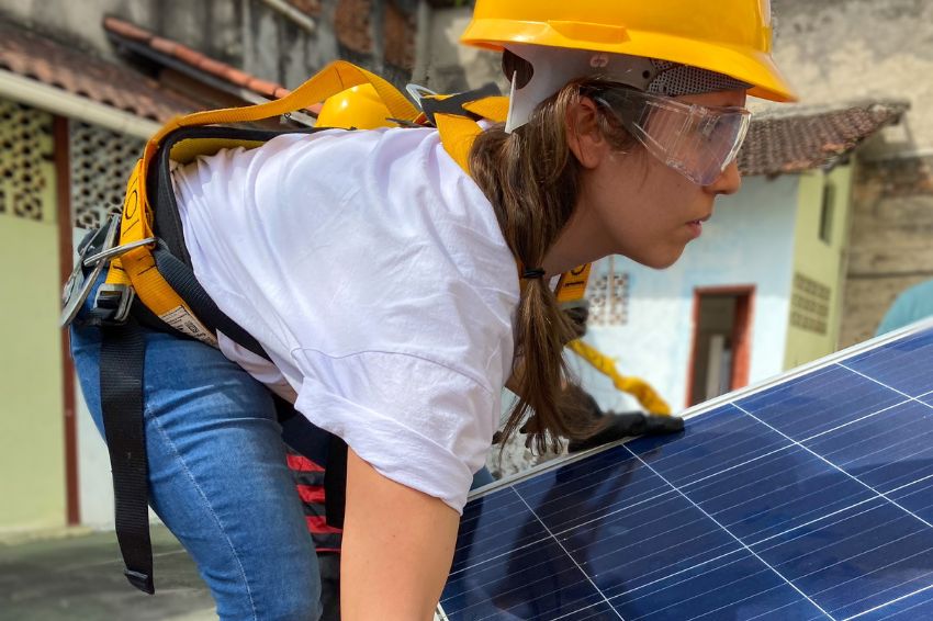 Energia solar é a fonte renovável que mais contrata mulheres no mundo