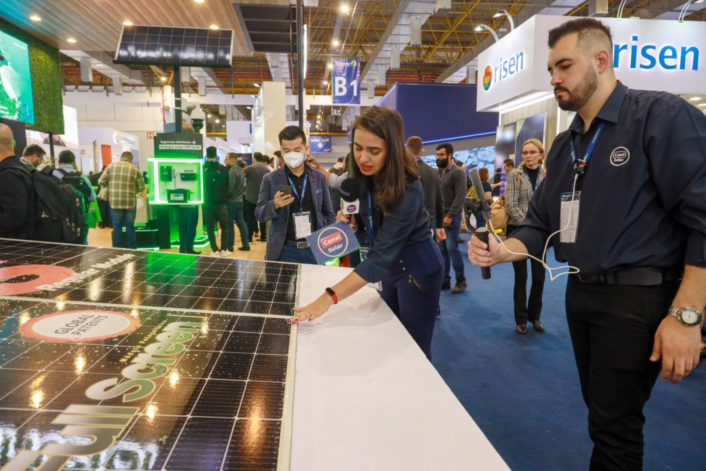 O Canal Solar esteve no estande da fabricante, na Intersolar South America 2022, e conheceu o painel full-screen. Foto: Reprodução