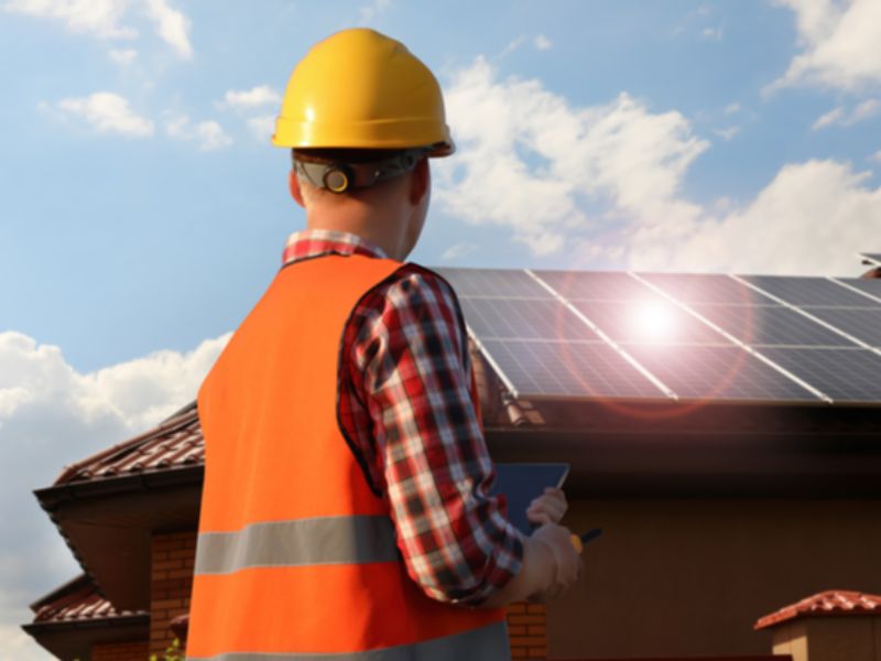 Energia solar gerou mais de 900 empregos por dia em 2022