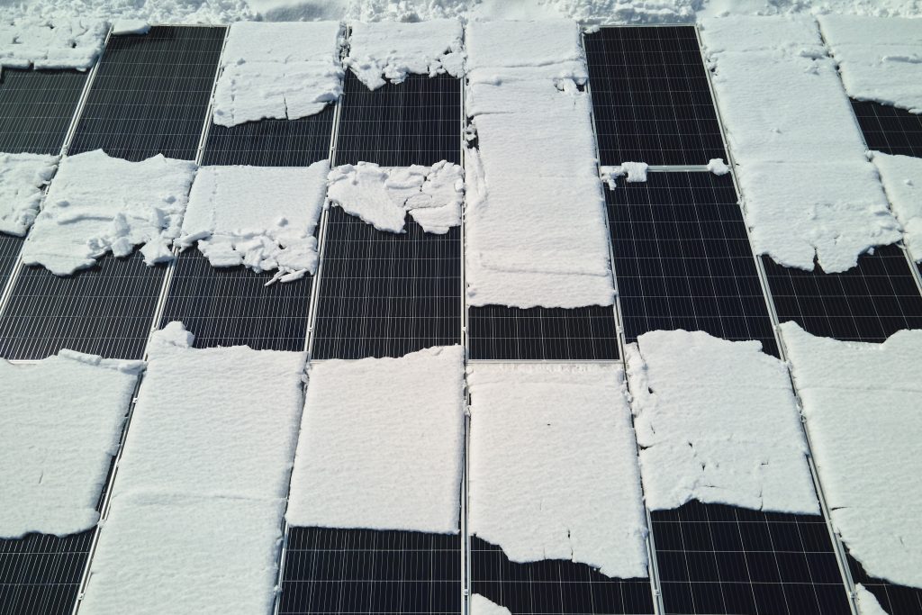 IEA-PVPS aponta que o limite sugerido para a acumulação de neve nos painéis é de 0,7m. Foto: Freepik
