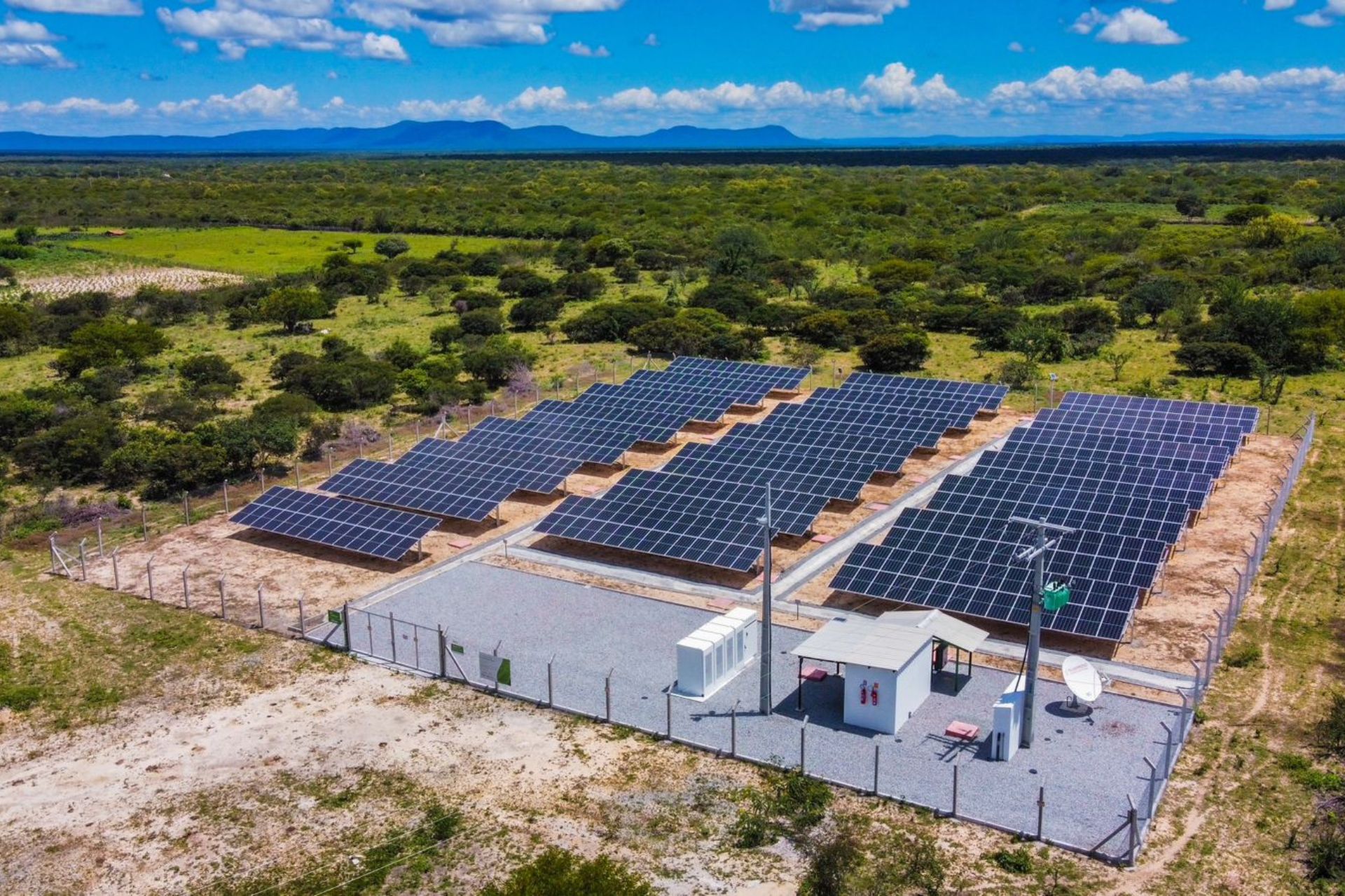 Comunidade isolada na Bahia recebe instalação de usina solar com baterias