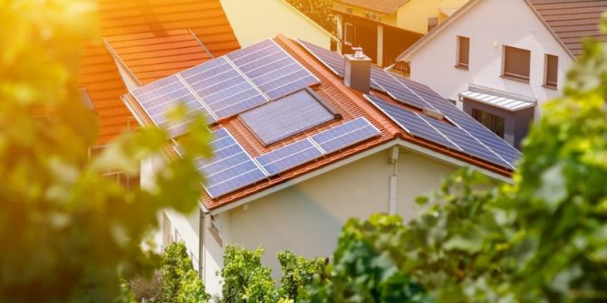 Quais os impactos nos investimentos de energia solar com a retirada de benefícios, segundo a Greener?